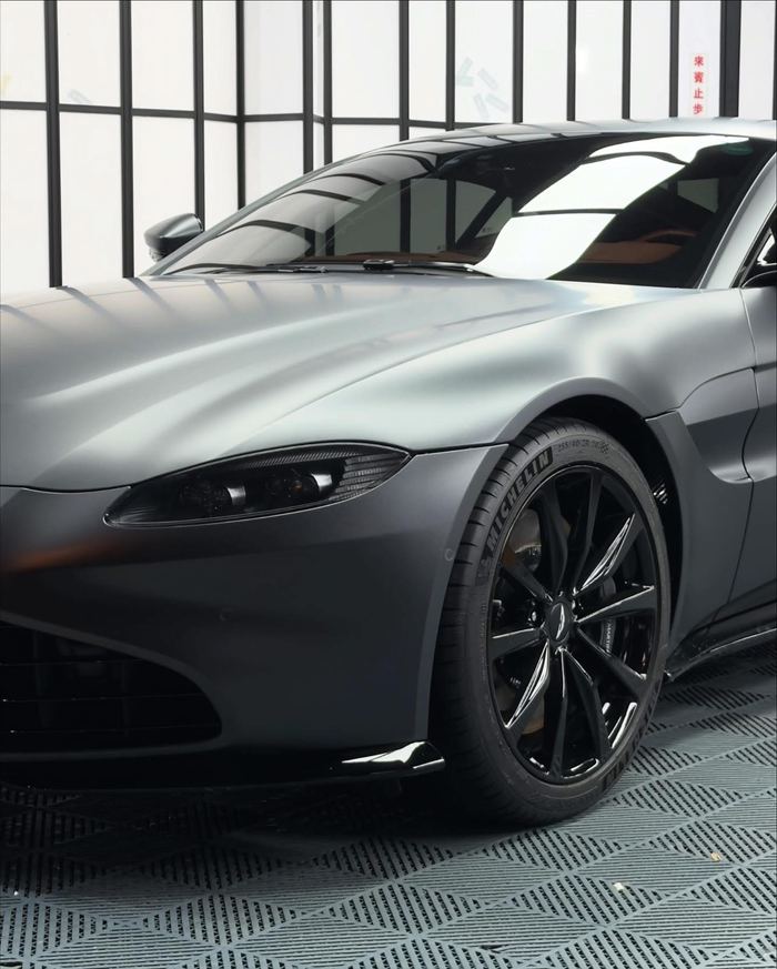 Aston Martin Vantage・消光犀牛皮