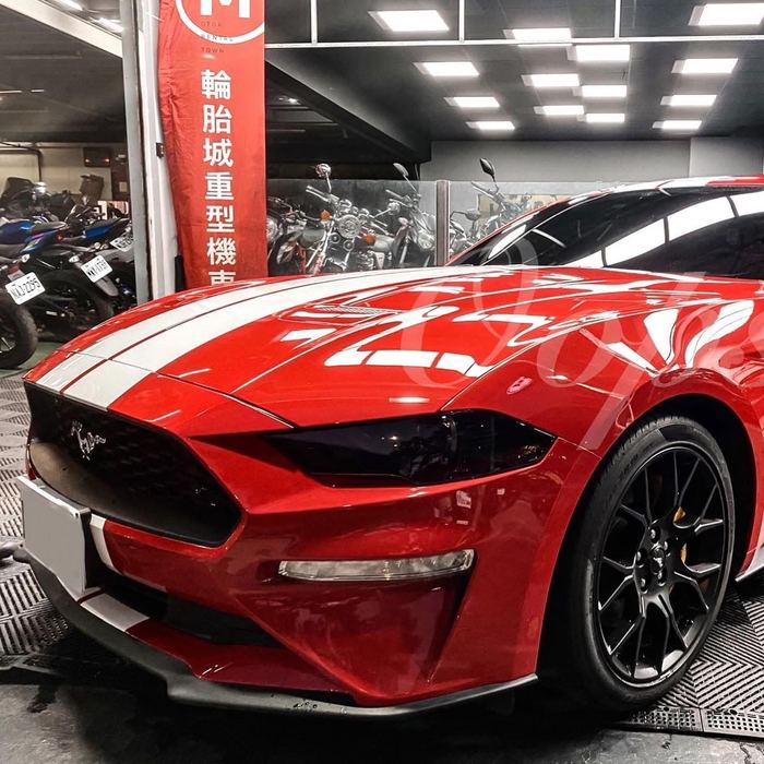 Ford Mustang・經典紅・白拉線